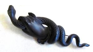 amuleto con forma de broche de azabache